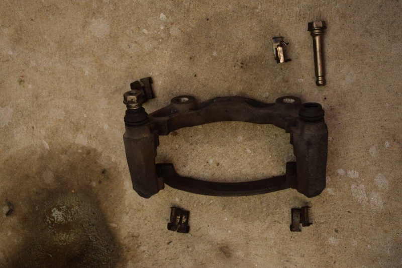 File:Caliper mounting bracket, pins, seals and clips.jpg