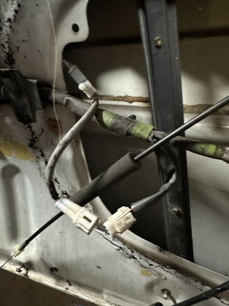 File:Two-pole wiring to the window motor.jpg