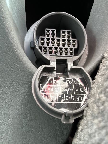 File:1993 UZZ32 DLC2 connector.jpg