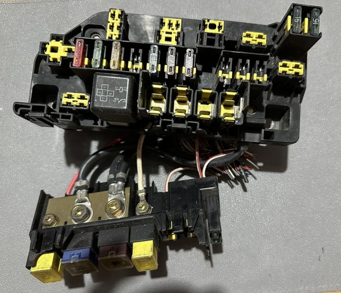 File:Front row of fuses unclips.jpg